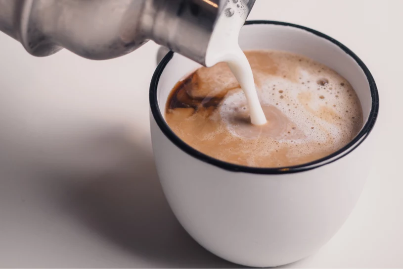 Alternativa k latté, která podporuje ketózu. Proč pít kávu s kokosovým mlékem?