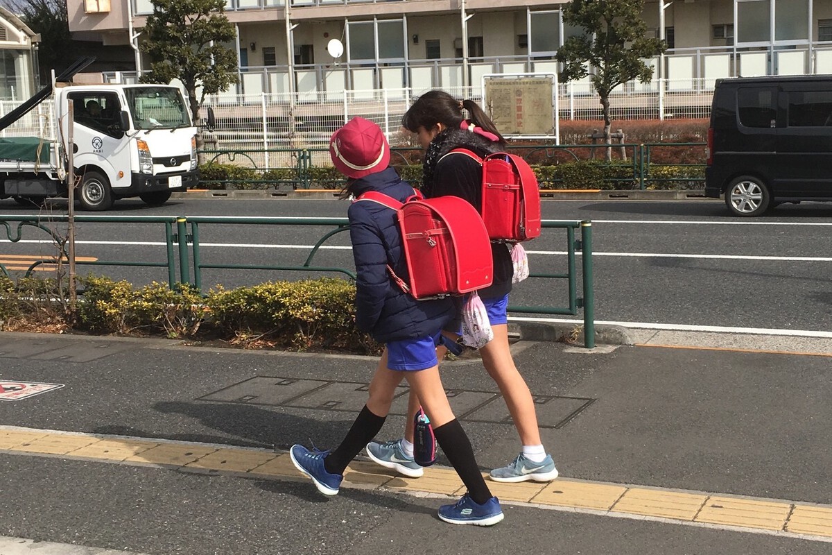 V Japonsku existuje národní symbol, který se po generace nemění: velmi drahý školní batoh.