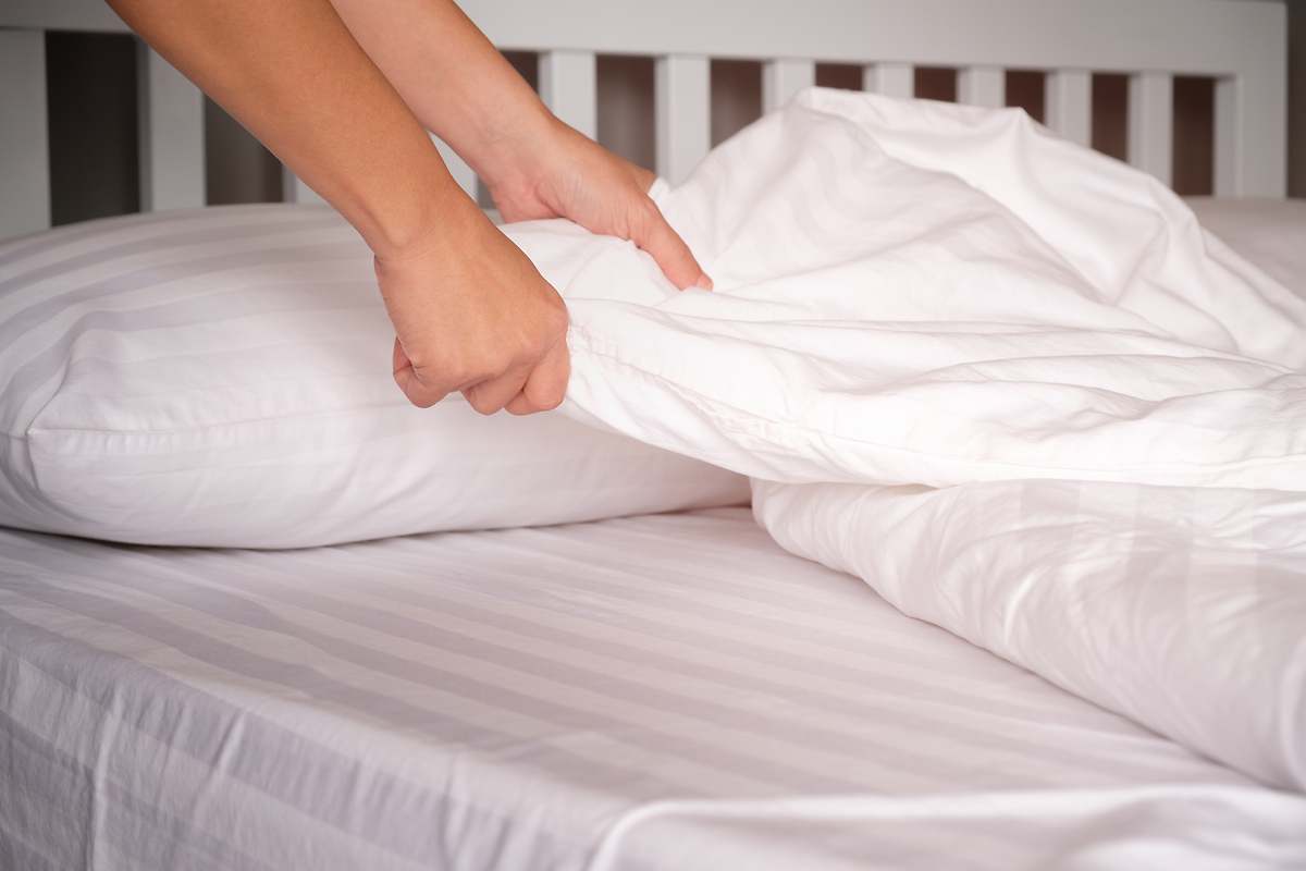 Není nutné měnit ložní prádlo každé dva týdny: odborníci uvádějí přesný čas