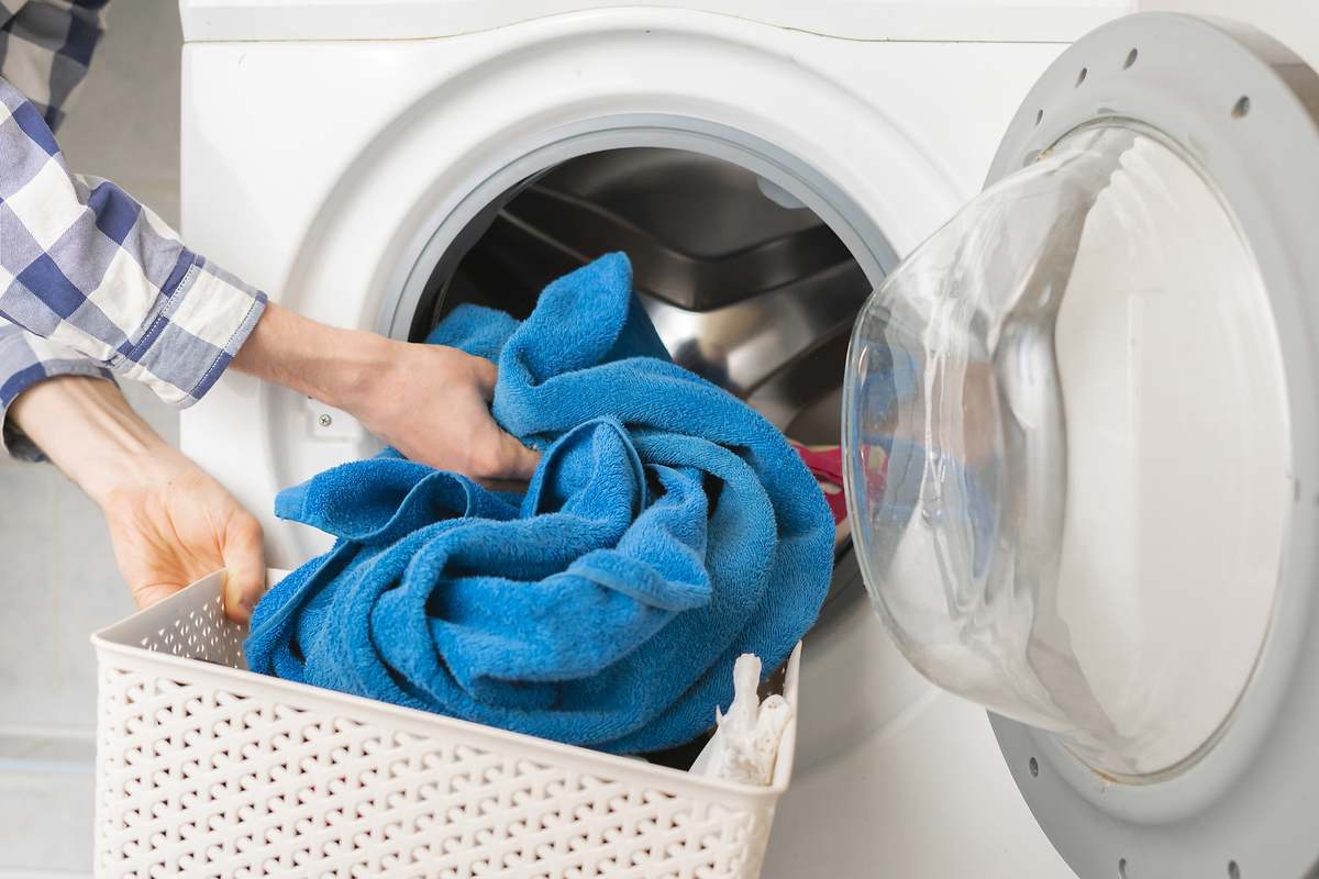 Vaše oblečení uschne rychleji díky tomuto jednoduchému triku, který pomůže zabránit vzniku zápachu vlhkosti.