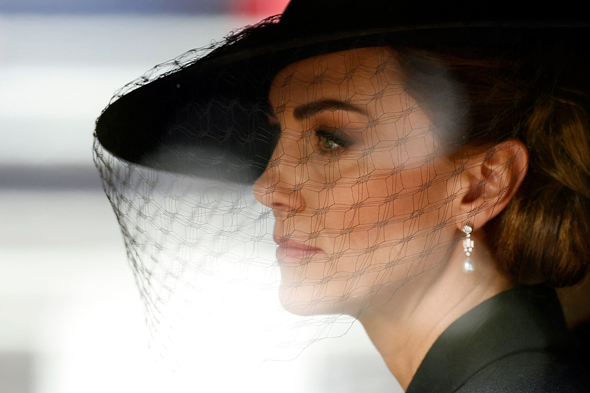 Proč jsou perly drahokamem královského smutku: historický náhrdelník, který Kate Middleton nosila na pohřbu vévodkyně z Kentu