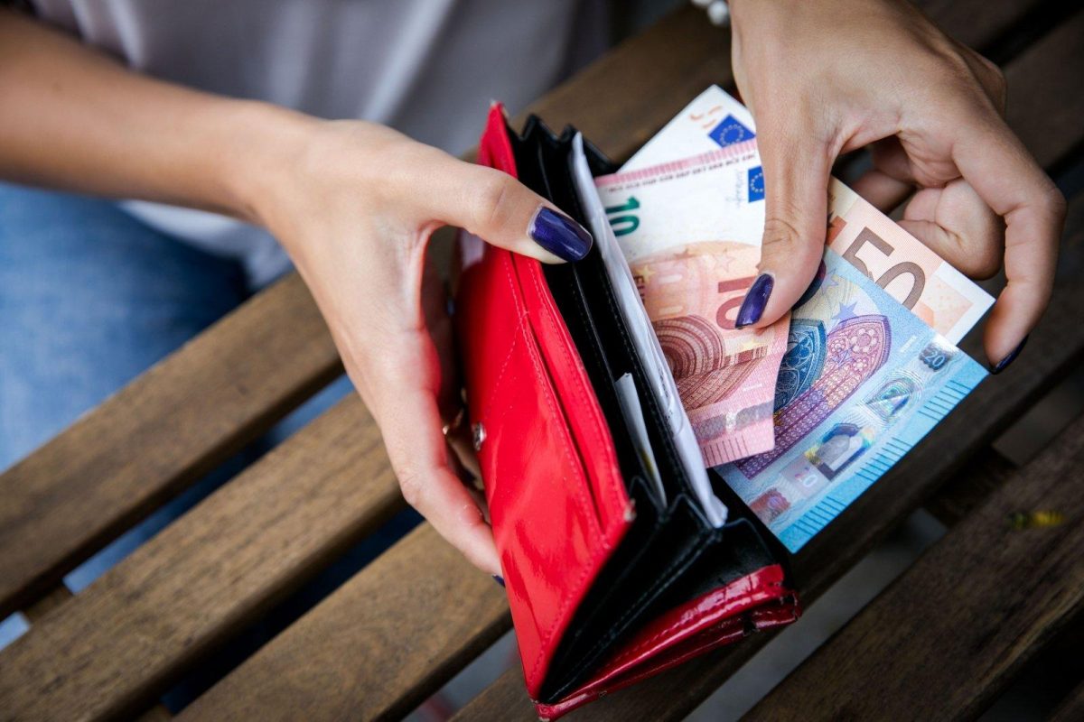 Důležitost třídění bankovek od nejmenších po největší z psychologického hlediska