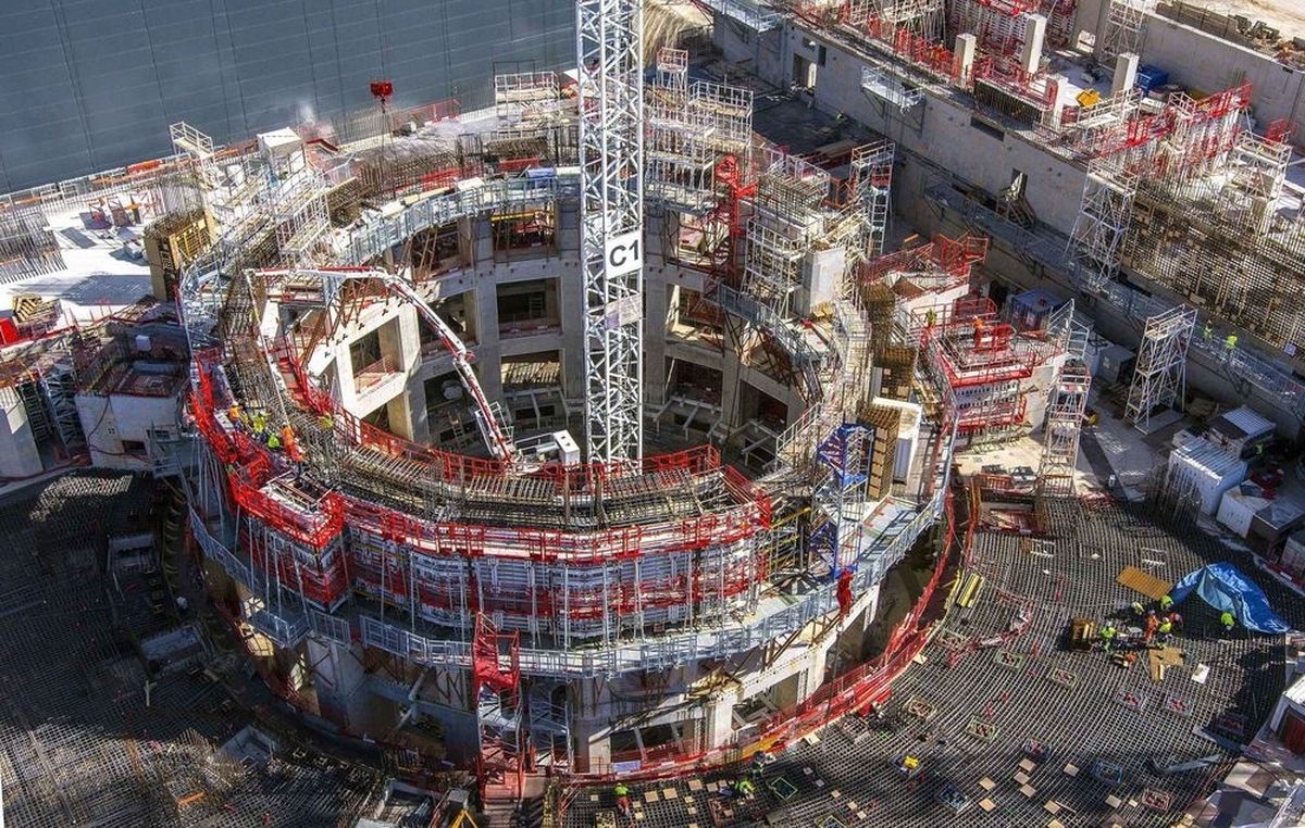 Největší projekt v historii lidstva vstupuje do své nejkritičtější fáze: jeho cílem je reprodukovat energii slunce