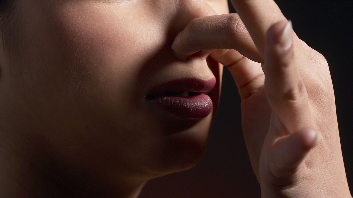 Potvrzeno psychology: co znamená, když si člověk při rozhovoru s vámi sahá na nos