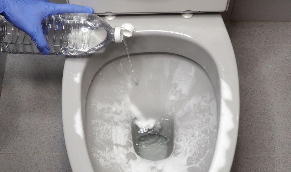 Všechny uklízečky to tak dělají a má to smysl: směs, která během několika minut udělá vaši koupelnu dokonale čistou.
