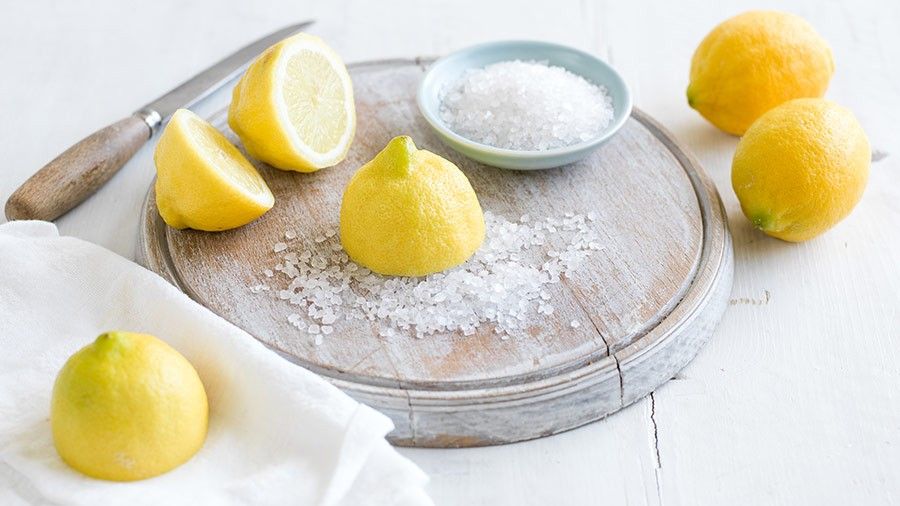 Smíchání citronu a soli: proč se to doporučuje a k čemu to slouží