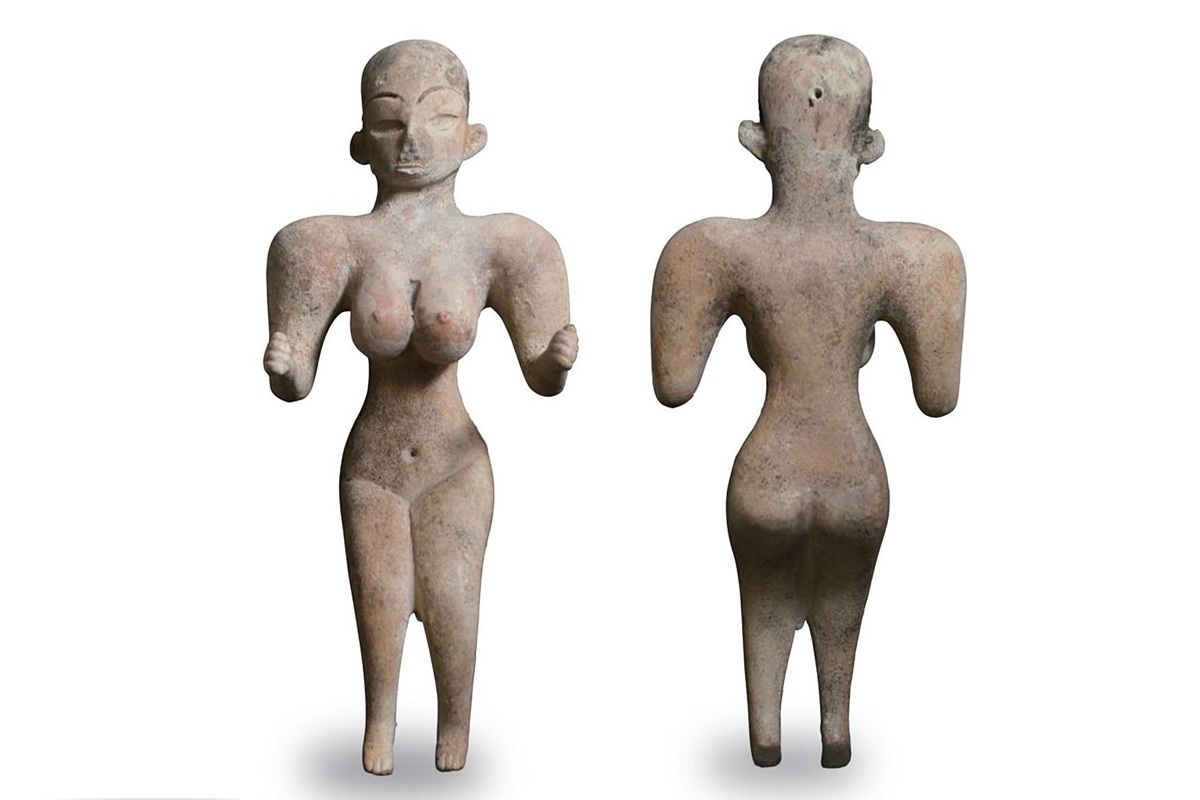 Archeologové nemohou uvěřit svým očím: našli 3000 let starou sochu s „čerstvými“ lidskými stopami.