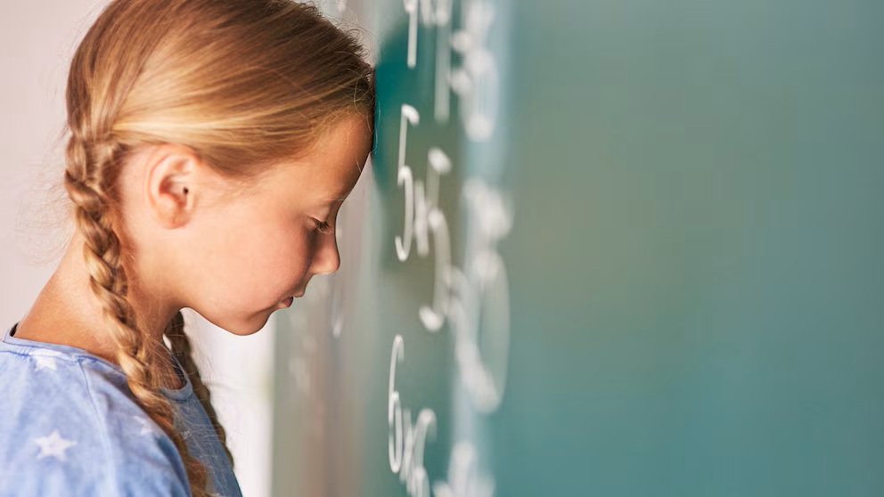Přicházejí do školy hladoví, nemají učebnice a doma nemluví jazykem, který se používá ve škole: důvody nízké úspěšnosti dětí na základní škole v matematice a přírodních vědách