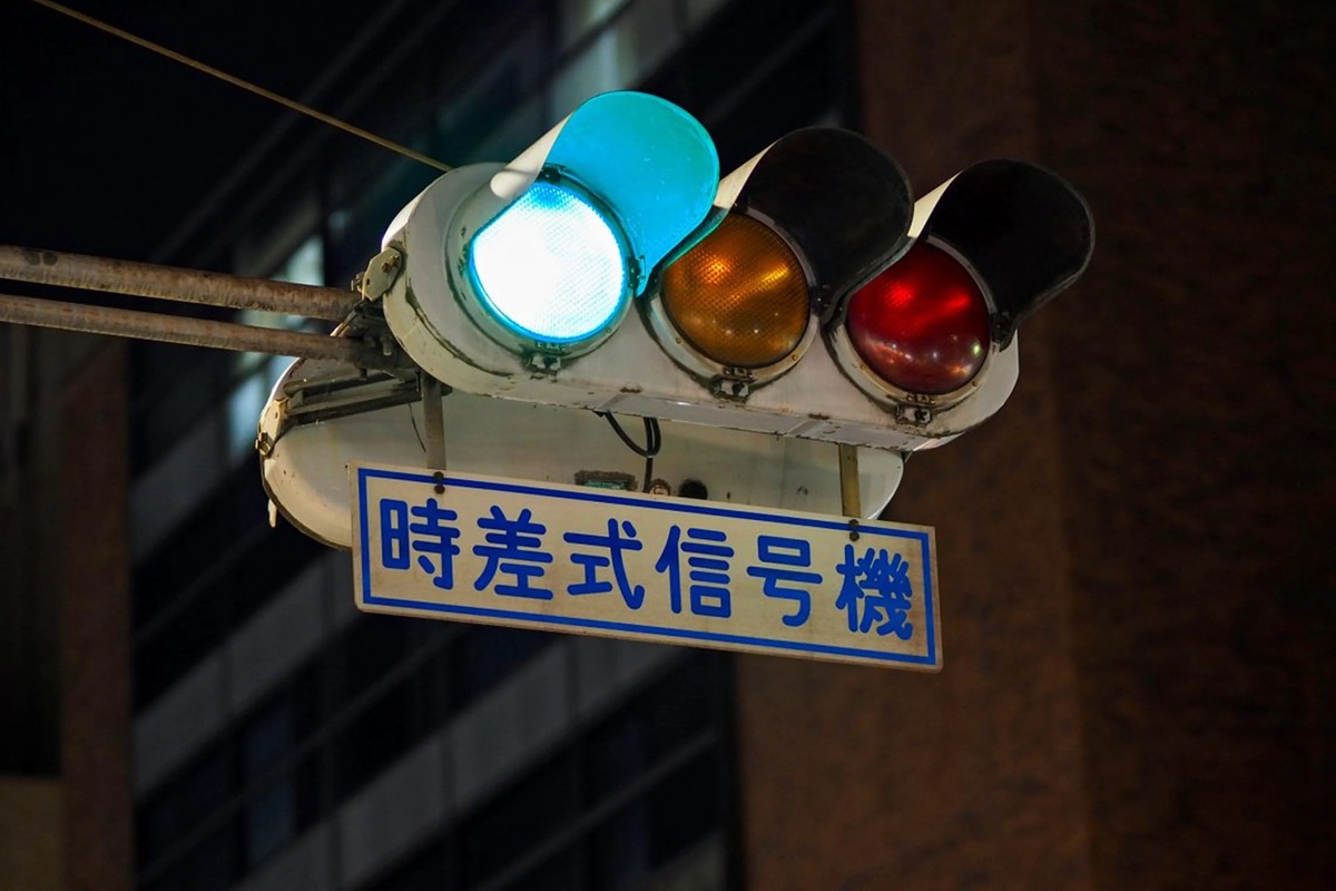 Všichni víme, že zelená barva na semaforu znamená „jeď“. Výjimkou je Japonsko, kde tvrdí, že zelená je ve skutečnosti modrá.