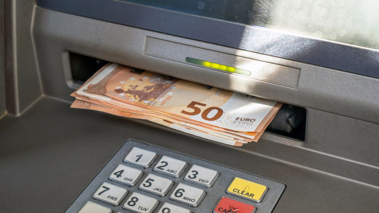 Karta už není v bankomatech potřeba: jak vybírat hotovost bez plastové karty