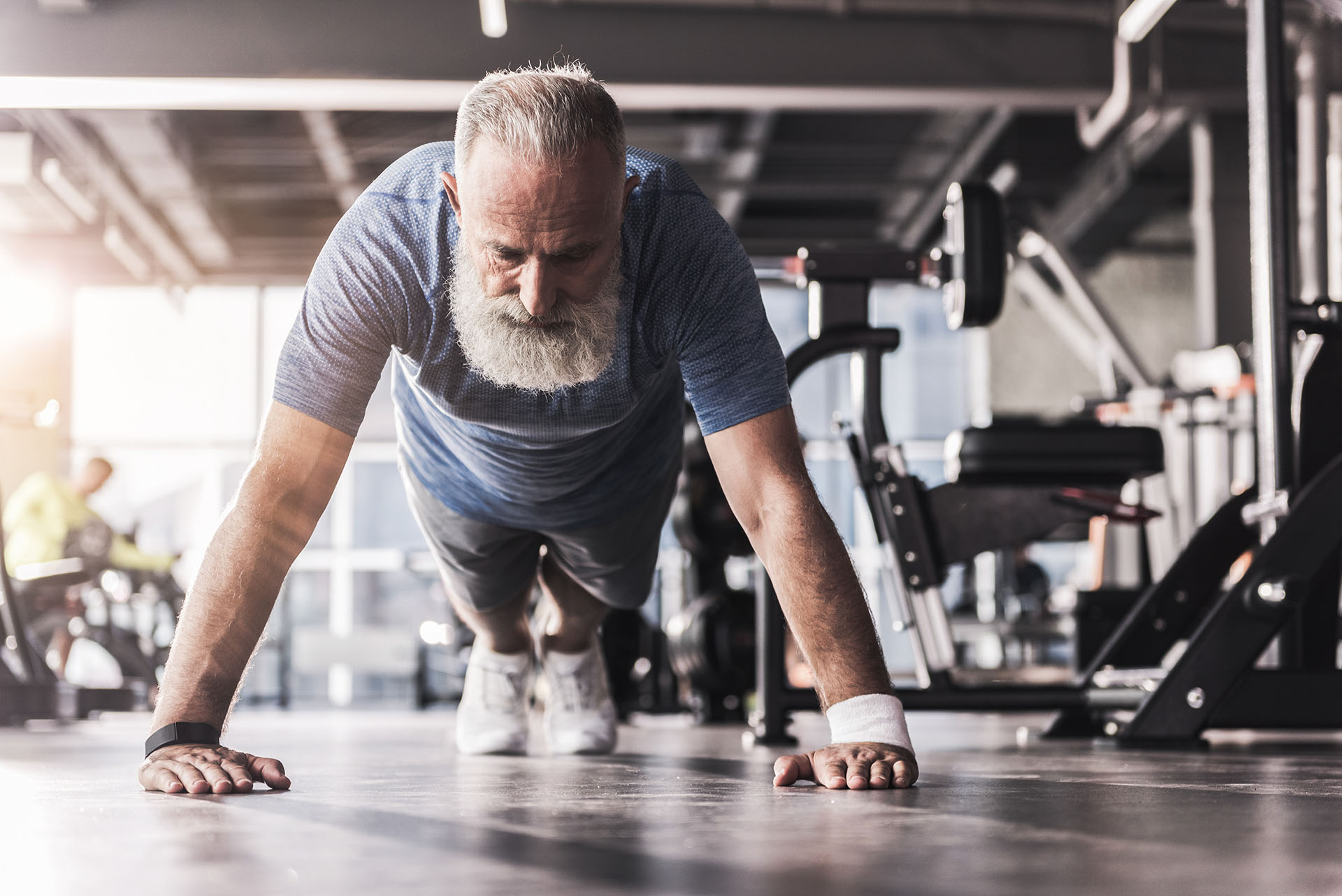 Pokud je vám více než 45 let, stále můžete spalovat tuk na břiše: toto domácí cvičení je lepší než HIIT
