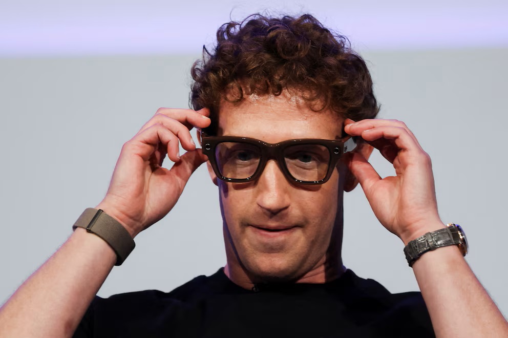 Mark Zuckerberg představil nové brýle Ray-Ban Display, které podle něj otevřou přístup k „superintelektu“.