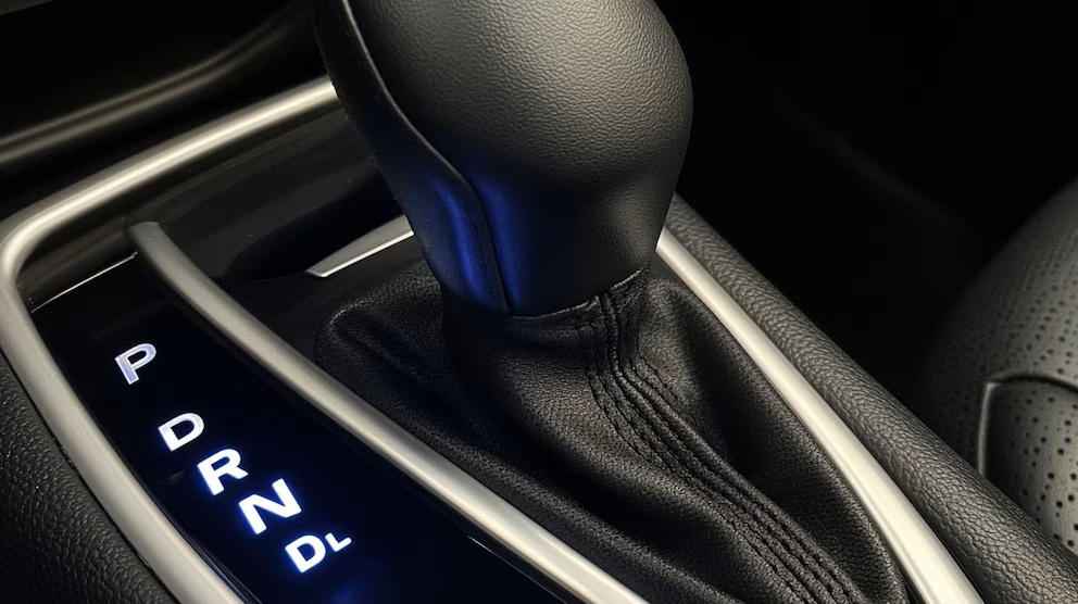K čemu slouží písmena na převodovce automobilu