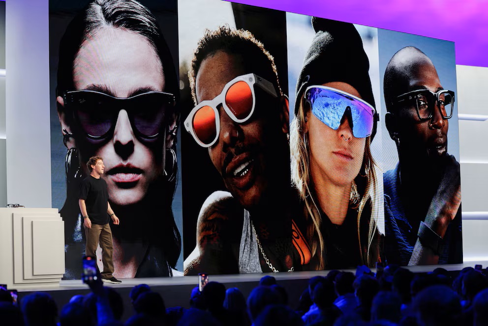 Mark Zuckerberg představil nové brýle Ray-Ban Display, které podle něj otevřou přístup k „superintelektu“.