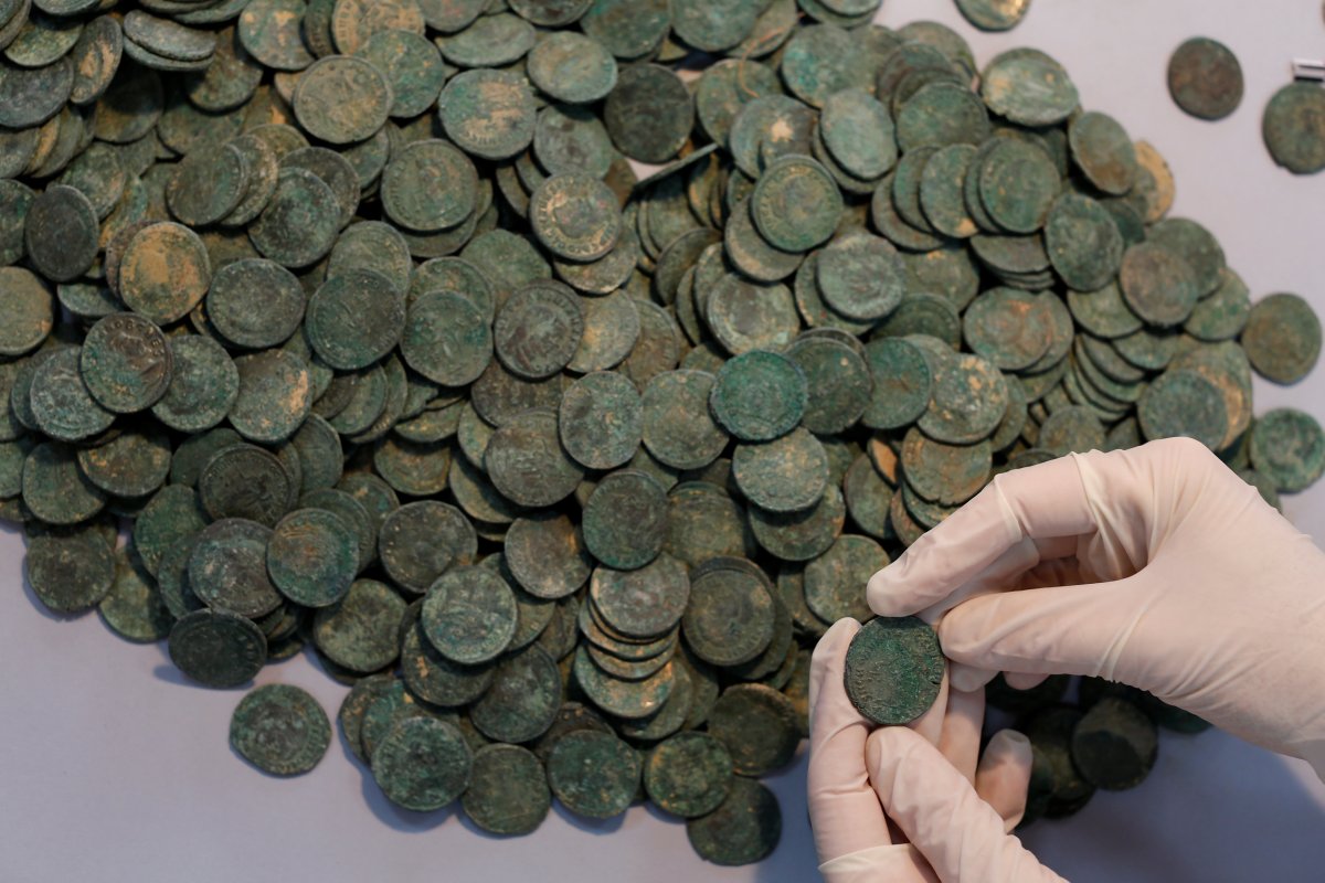 Skupina přátel v Polsku pomocí detektorů kovů objevila středověký poklad a zlatý náhrdelník starý 1800 let
