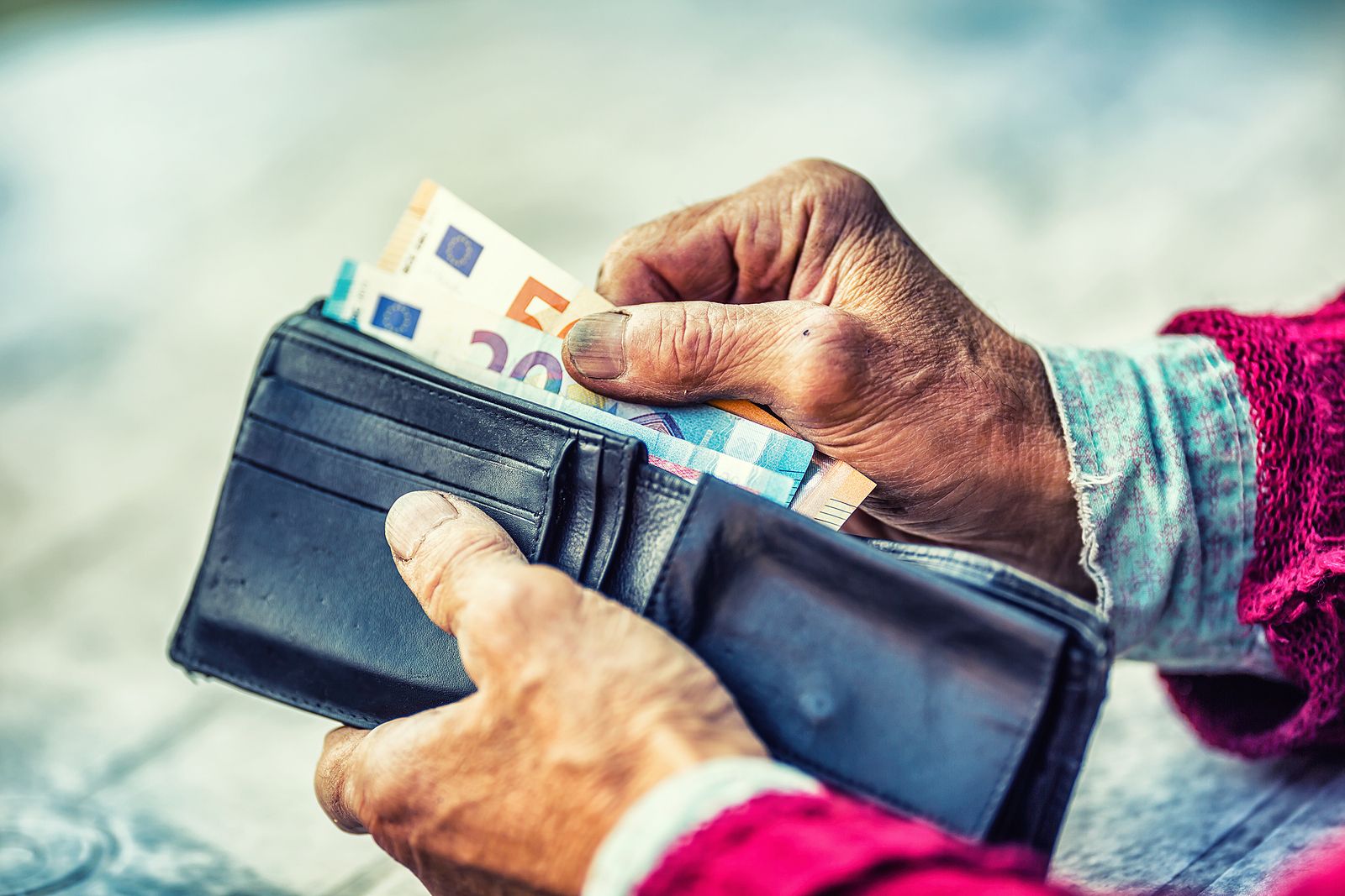 Žena dosáhla sloučení své starobní důchodu s vdovským důchodem, aby dostávala o 520,99 eur více poté, co jí sociální pojištění toto zamítlo z důvodu neslučitelnosti: soud ji podpořil