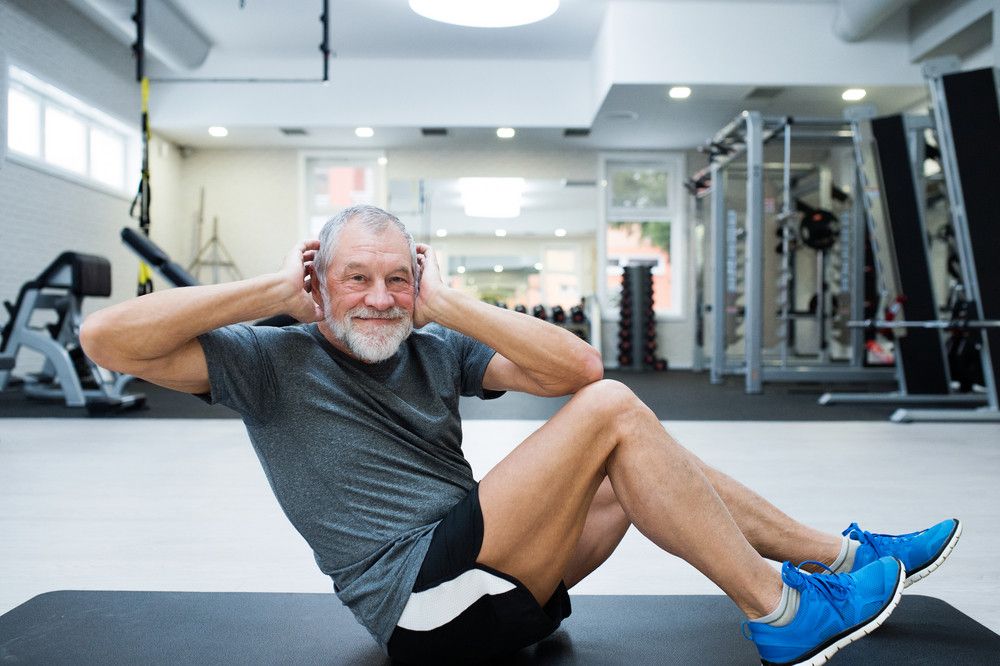 Pokud je vám více než 45 let, stále můžete spalovat tuk na břiše: toto domácí cvičení je lepší než HIIT