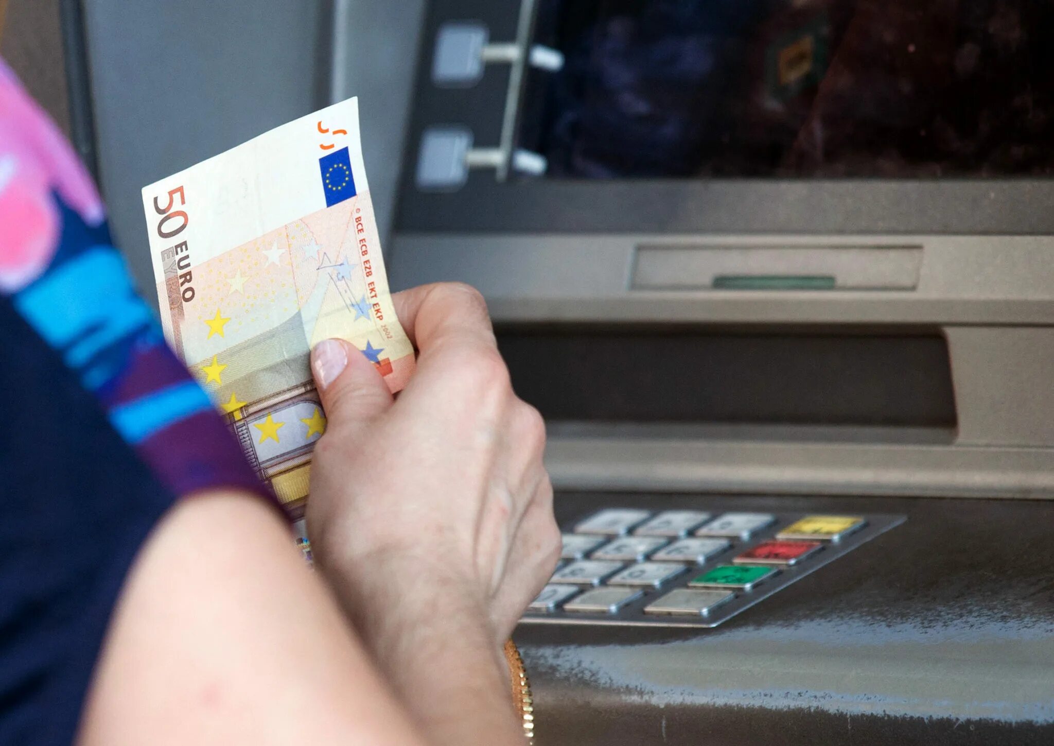 Češi často dělají tuto chybu u bankomatu. Má problémy