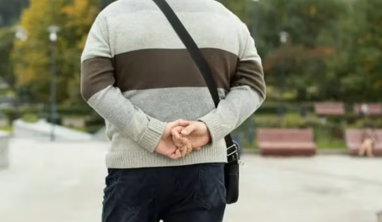 Co znamená chodit s rukama za zády podle psychologie
