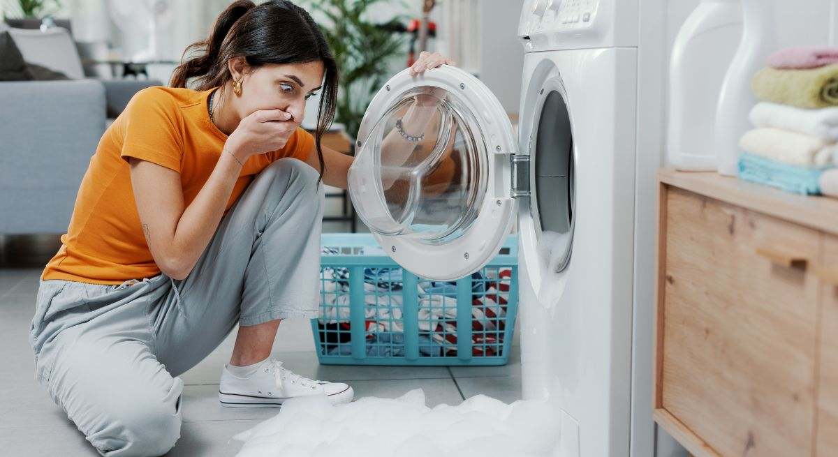 Není třeba silně drhnout a volat technickou službu: jednoduchý trik, jak vyprat tenisky v pračce a vrátit jim původní vzhled