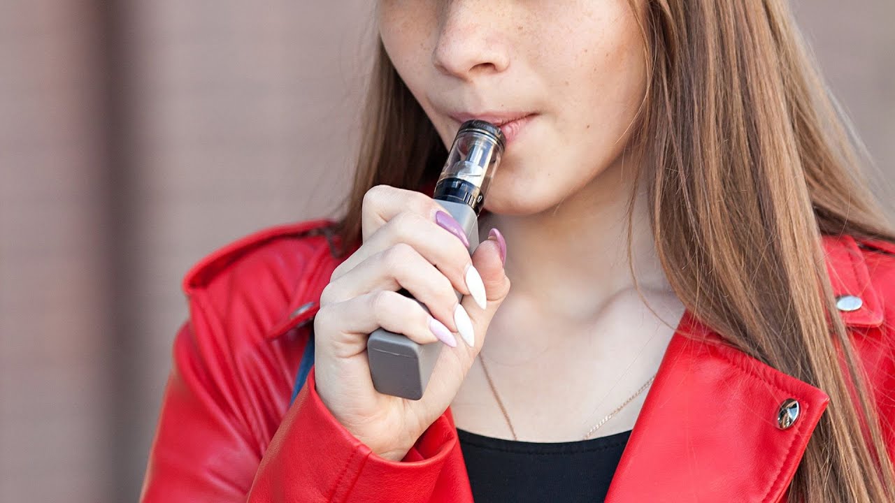 Devět z deseti rodin se obává, že jejich děti budou kouřit elektronické cigarety, a viní z toho volný prodej tohoto produktu