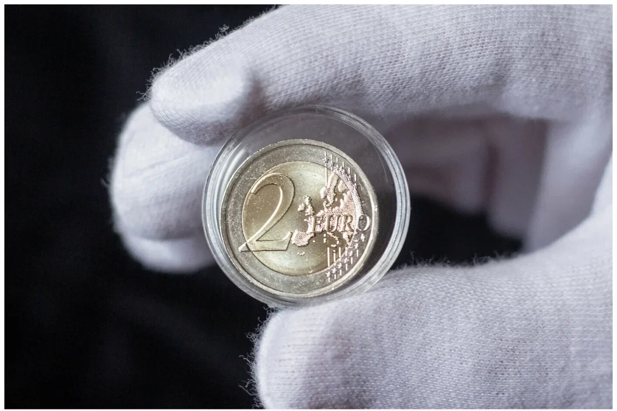 Desetiletá mince v hodnotě 2 eura má na numismatickém trhu hodnotu stovek eur.