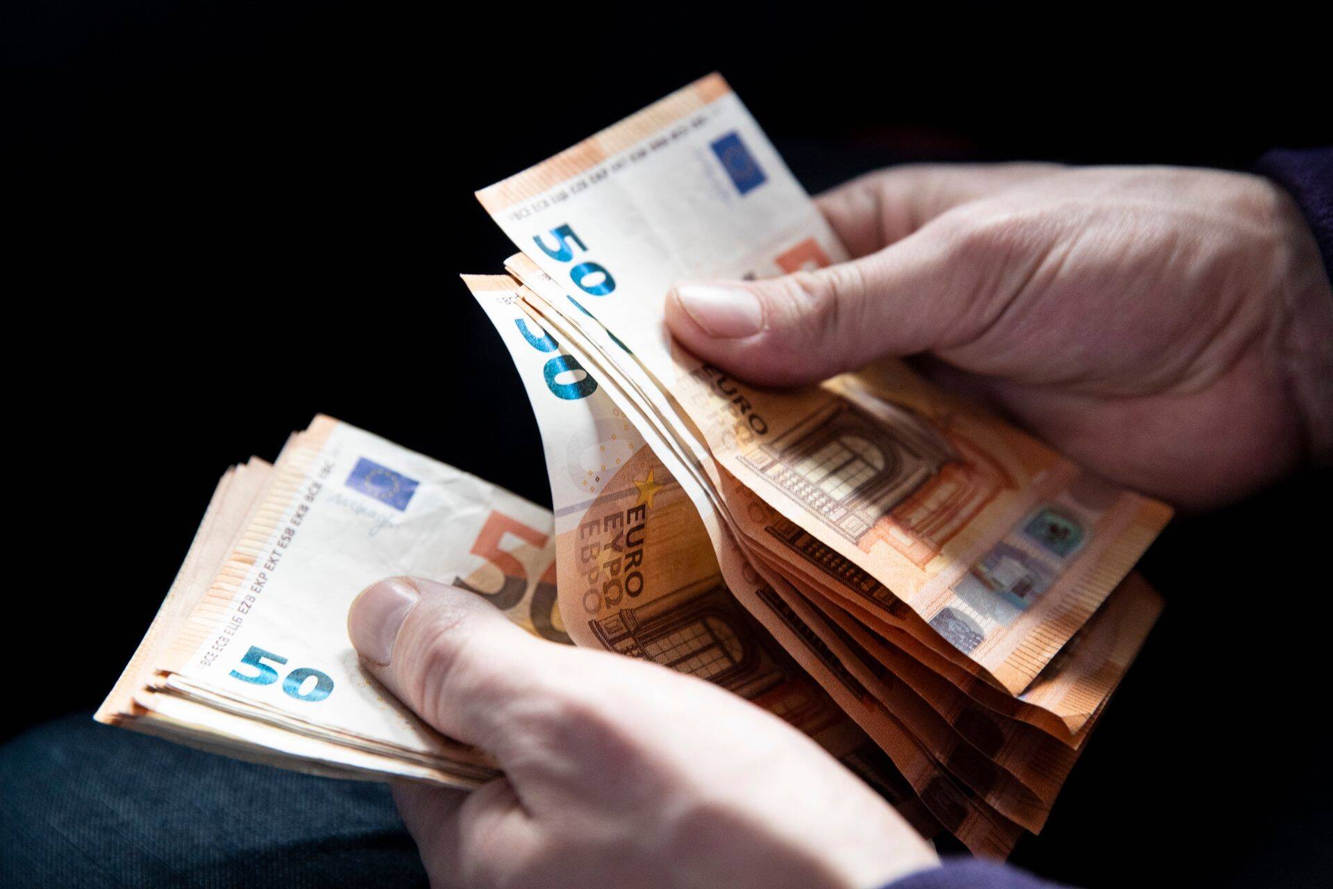 Angela Rodríguez „Pam“ stále pobírá důchod ve výši více než 7 500 eur měsíčně a od svého odchodu z ministerstva pro rovnost již obdržela více než 180 000 eur z státní pokladny.