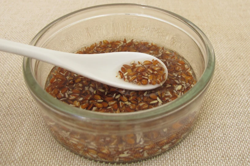 Napijte se trochu a zbytek naneste na obličej. Pleť bude hydratovaná a pružná.