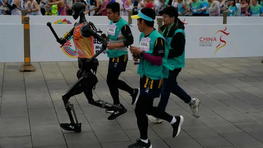 Čína se nespokojí s výrobou pokročilých robotů: společnost vyvinula hlavu, která gestikuluje jako člověk