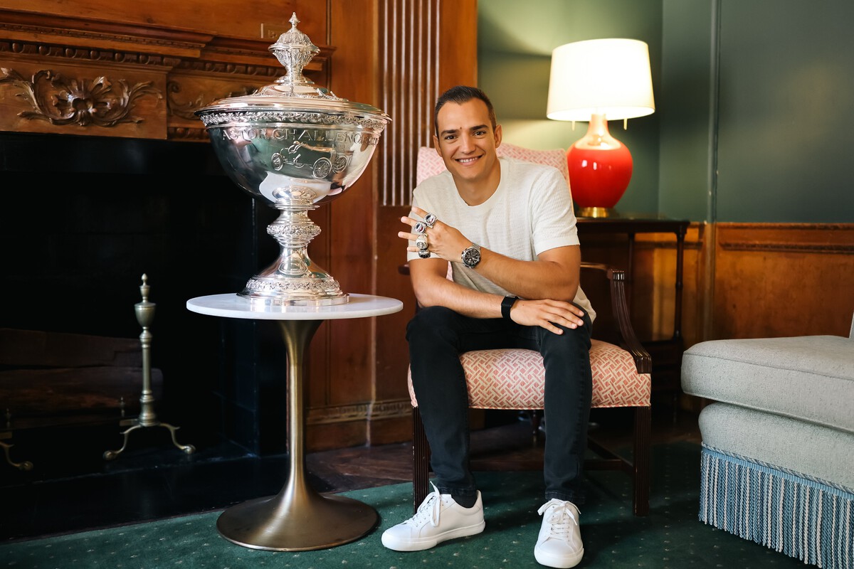 Před třemi lety podepsal McLaren smlouvu s Alexem Palouem na účast v závodech Formule1. Nyní od něj společnost požaduje milionovou kompenzaci za porušení smlouvy.