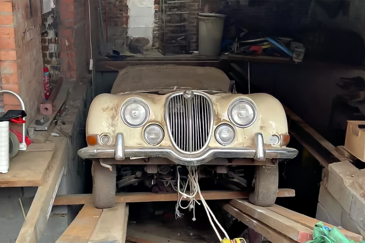 Před 50 lety někdo schoval „Jaguar“ pod podlahou restaurace. Museli ho vykopat z hrobu jako faraonův sarkofág.