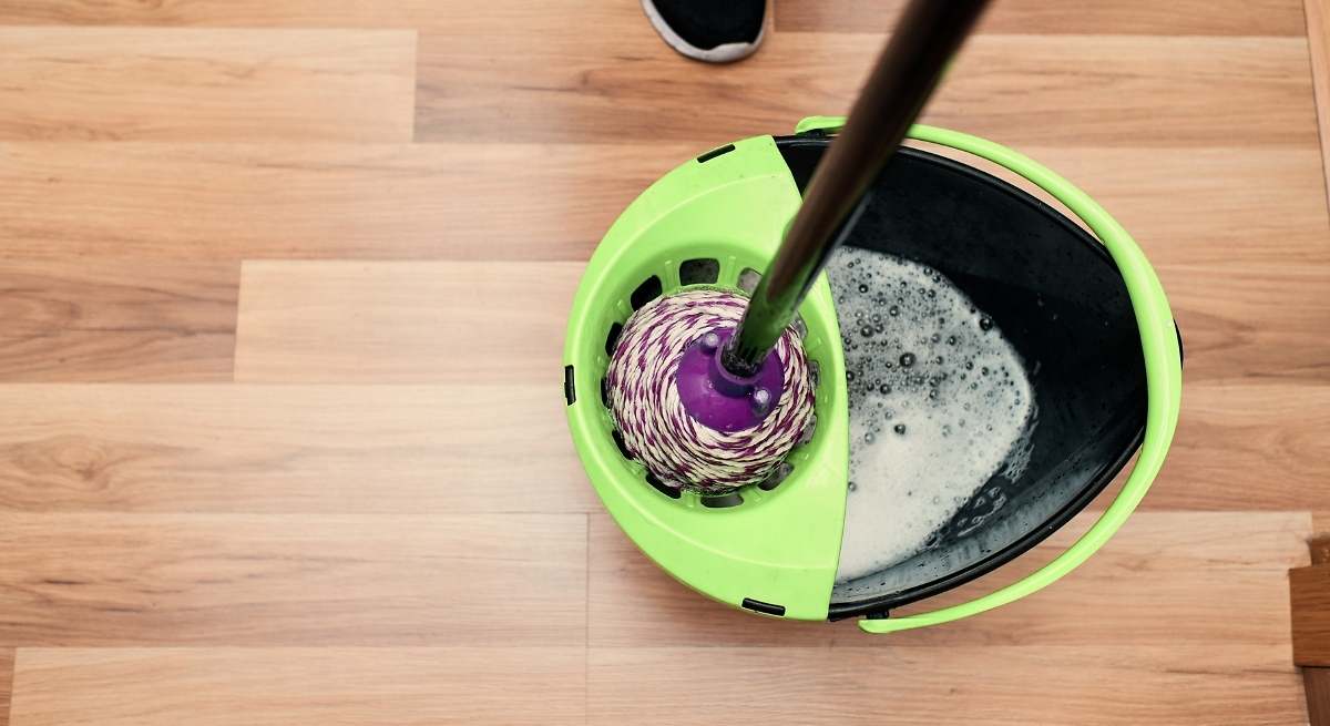 Dřevěné podlahy jako nové po jednom průchodu: domácí směs v kbelíku na mop, aby byly čisté a lesklé