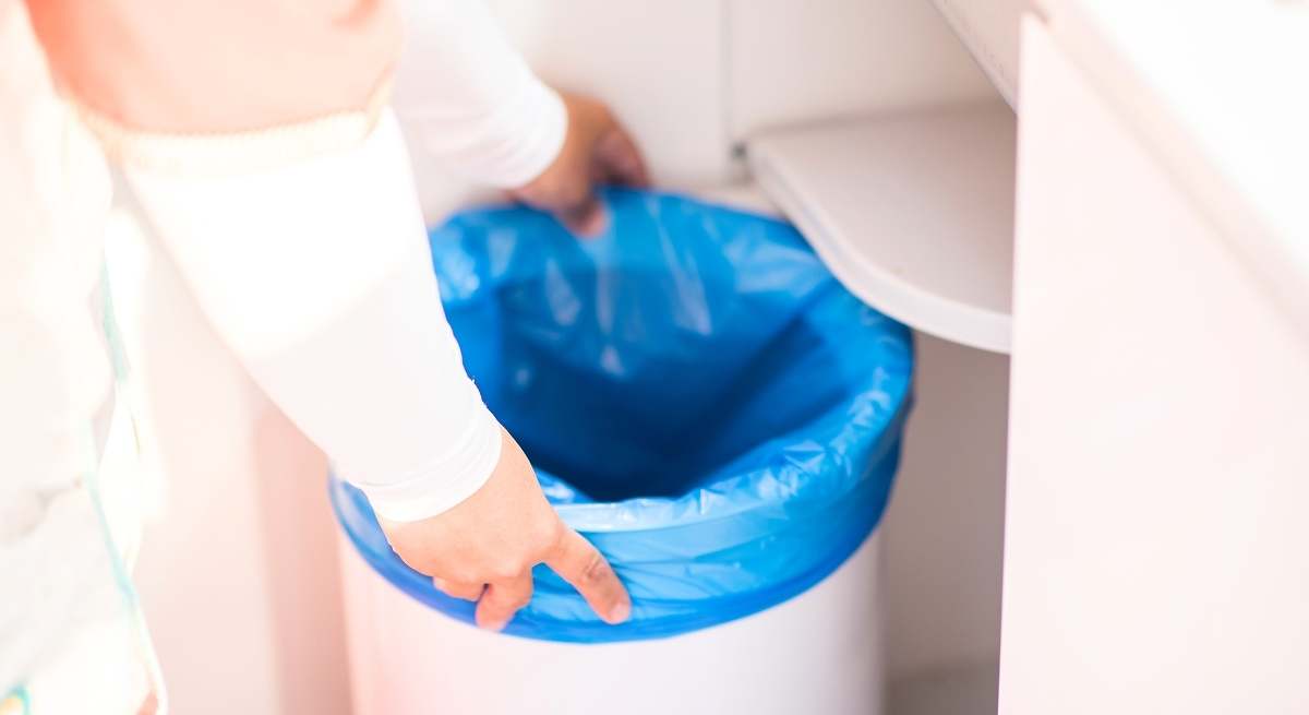 Jak odstranit nepříjemný zápach z odpadkového koše: metoda, která zabrání šíření zápachu po celé kuchyni a odradí hmyz