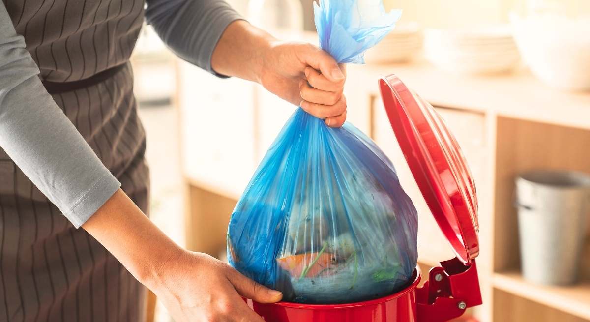 Jak odstranit nepříjemný zápach z odpadkového koše: metoda, která zabrání šíření zápachu po celé kuchyni a odradí hmyz