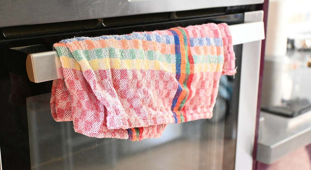Nezavěšujte kuchyňské utěrky na dvířka trouby: je to moderní trend pro větší hygienu