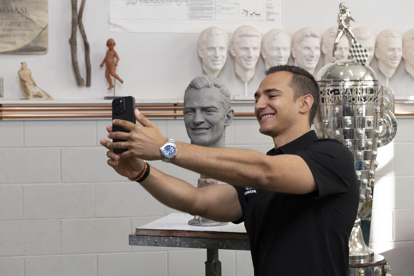 Před třemi lety podepsal McLaren smlouvu s Alexem Palouem na účast v závodech Formule1. Nyní od něj společnost požaduje milionovou kompenzaci za porušení smlouvy.