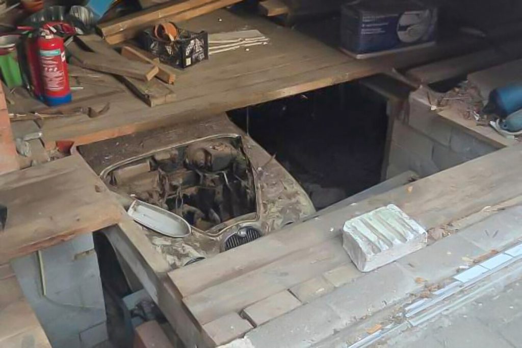 Před 50 lety někdo schoval „Jaguar“ pod podlahou restaurace. Museli ho vykopat z hrobu jako faraonův sarkofág.
