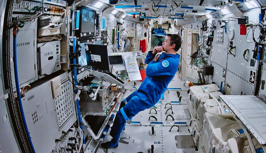 Dva čínští kosmonauti strávili šest hodin prací na něčem velmi důležitém: ochraně své vesmírné stanice před vesmírným odpadem.
