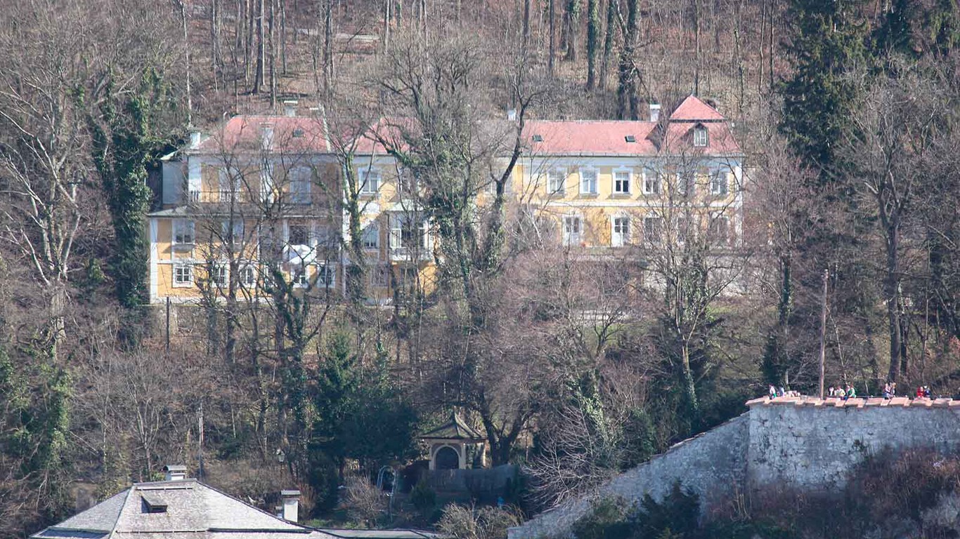 Zácpy jsou osudem chudých: dědic Porsche nesnáší silnici vedoucí k jeho sídlu a postaví si vlastní soukromý tunel. Bylo to uznáno jako „veřejný zájem“.