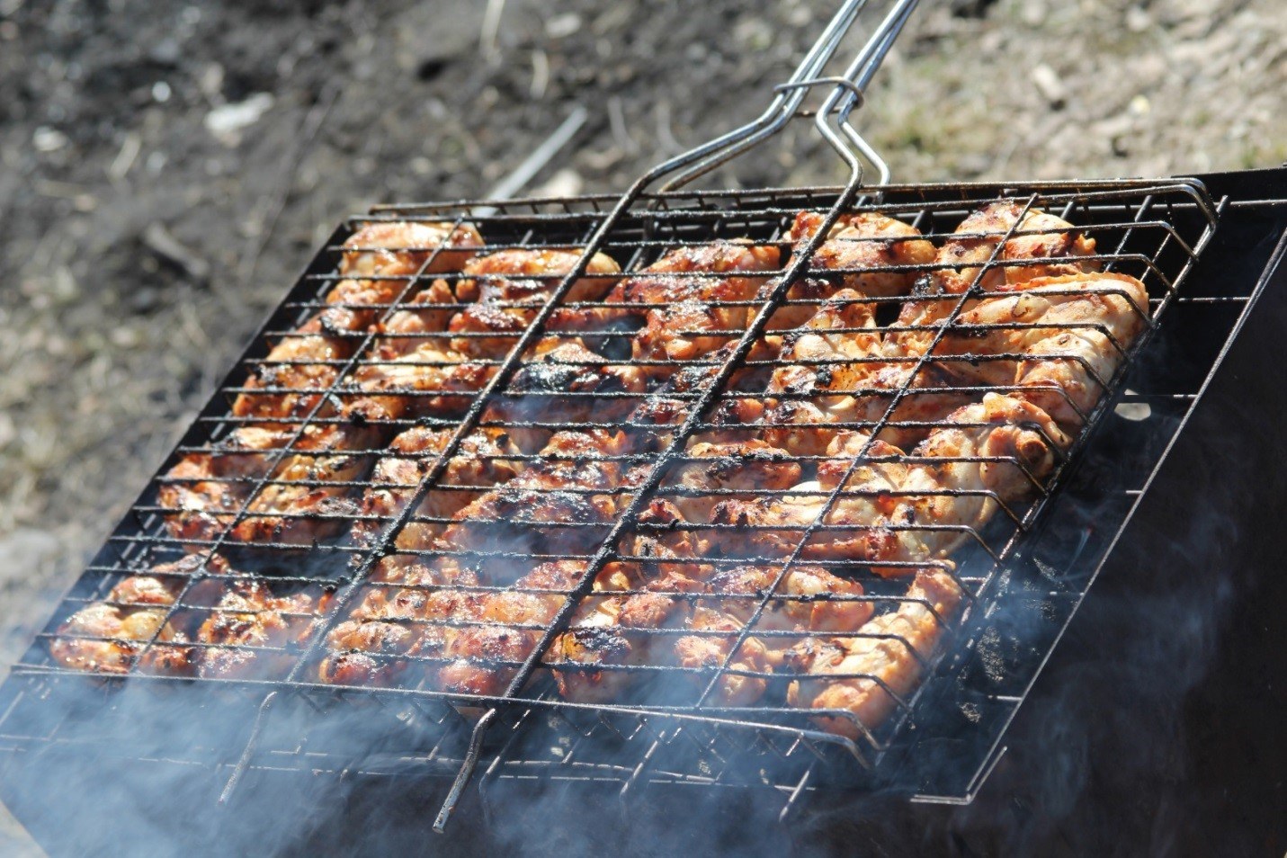 Málokdo ví: proč je třeba před grilováním potřít gril stroužkem česneku