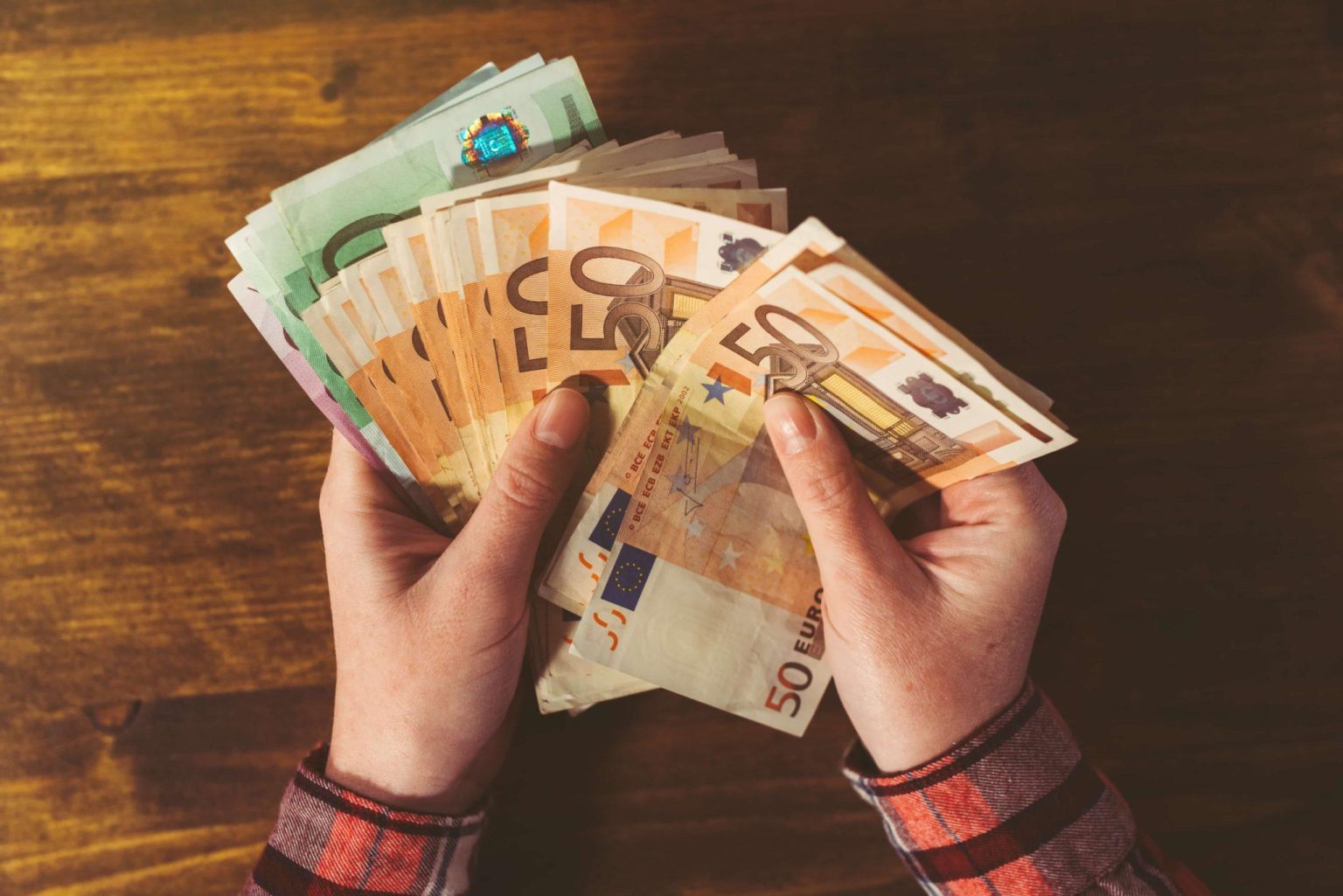 Omylem mu vyplatili 330násobek jeho platu, druhý den dal výpověď a soud rozhodl ve prospěch zaměstnance.