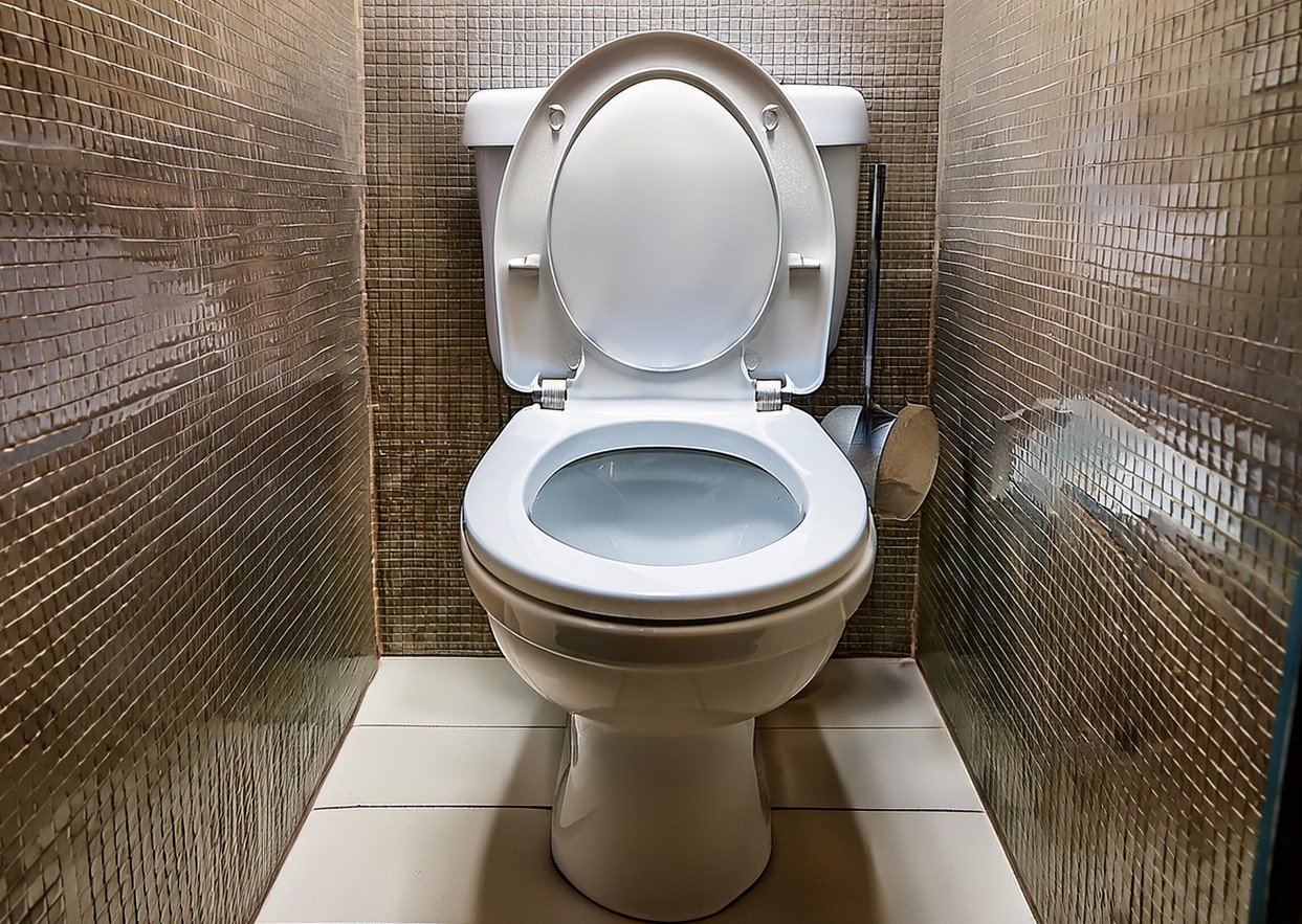 Jak se zbavit zápachu moči v koupelně? Zjistěte rychlé a dlouhodobé řešení.