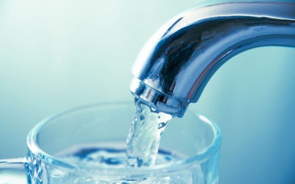 Domníváme se, že balená voda je bezpečnější a zdravější než voda z vodovodu. Někteří odborníci s tím nesouhlasí.