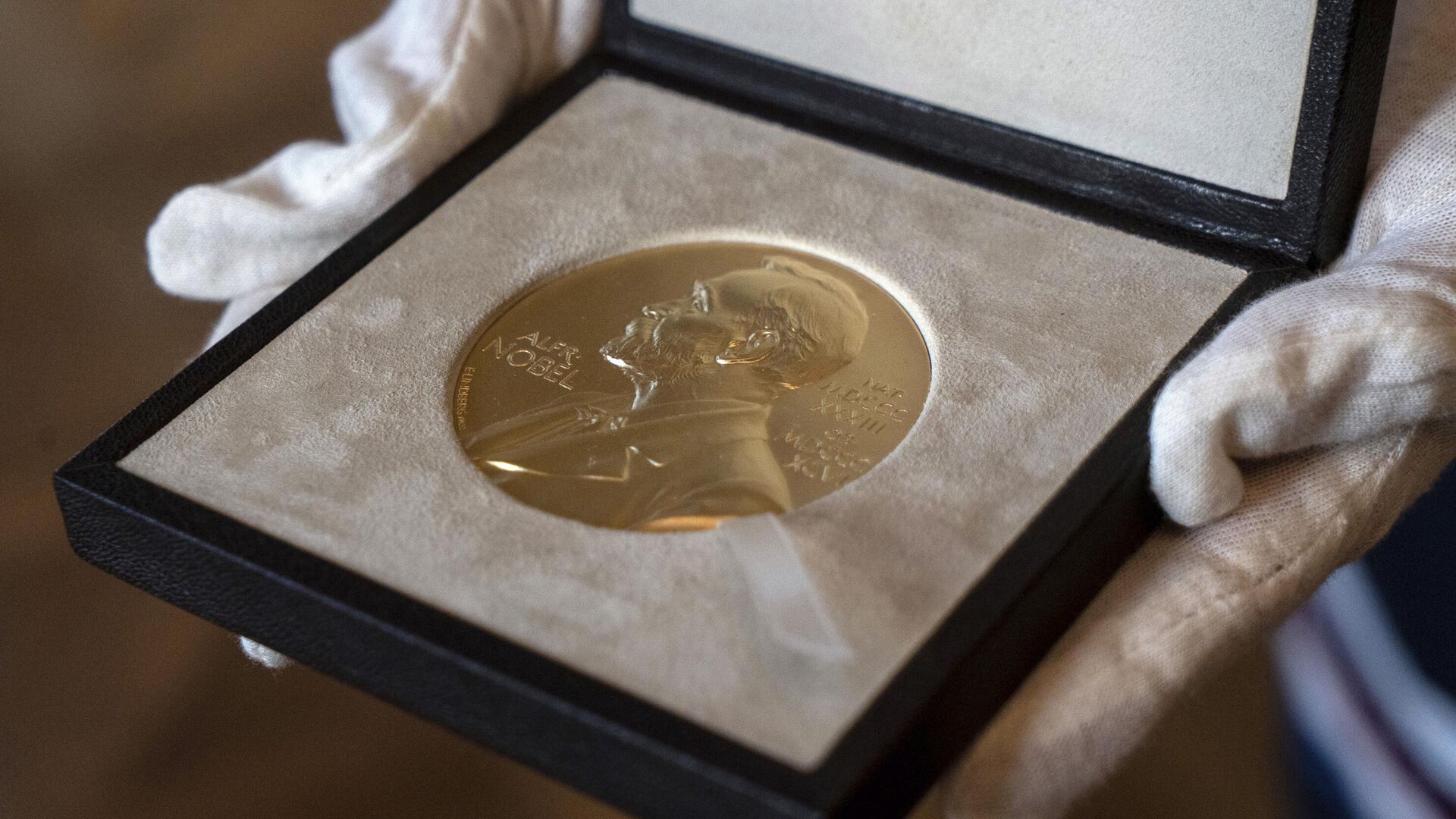 Sto let po vzniku kvantové mechaniky získali Nobelovu cenu lidé, kteří zabili Schrödingerova kočku
