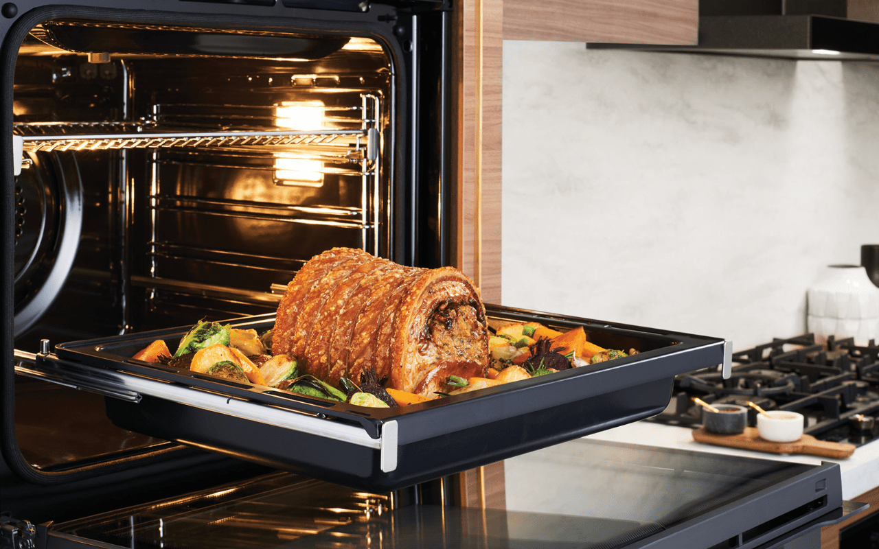 Trouba nebo horkovzdušná fritéza: porovnejme je, abychom zjistili, která z nich spotřebovává více energie a zvyšuje vaše účty za elektřinu.