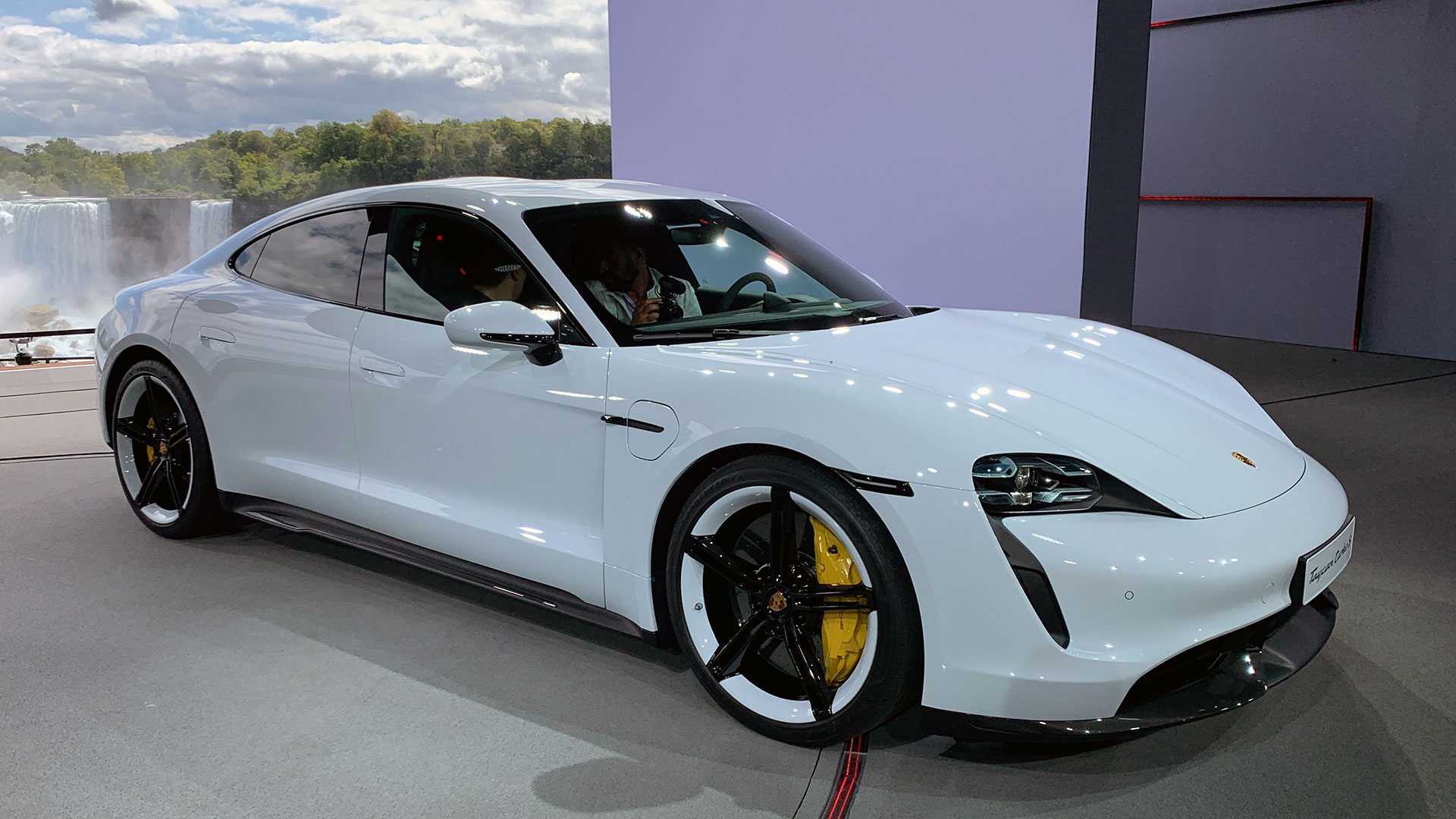 Nová kolekce Porsche a Arthura Cara vzdává hold stylovému modelu Carrera GT