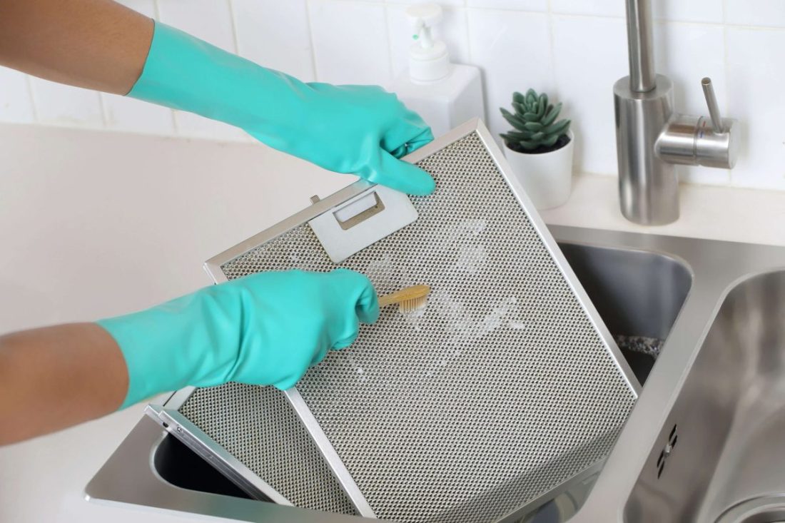 Bez jedlé sody, citronu a octa: jak vyčistit digestoř od mastnoty