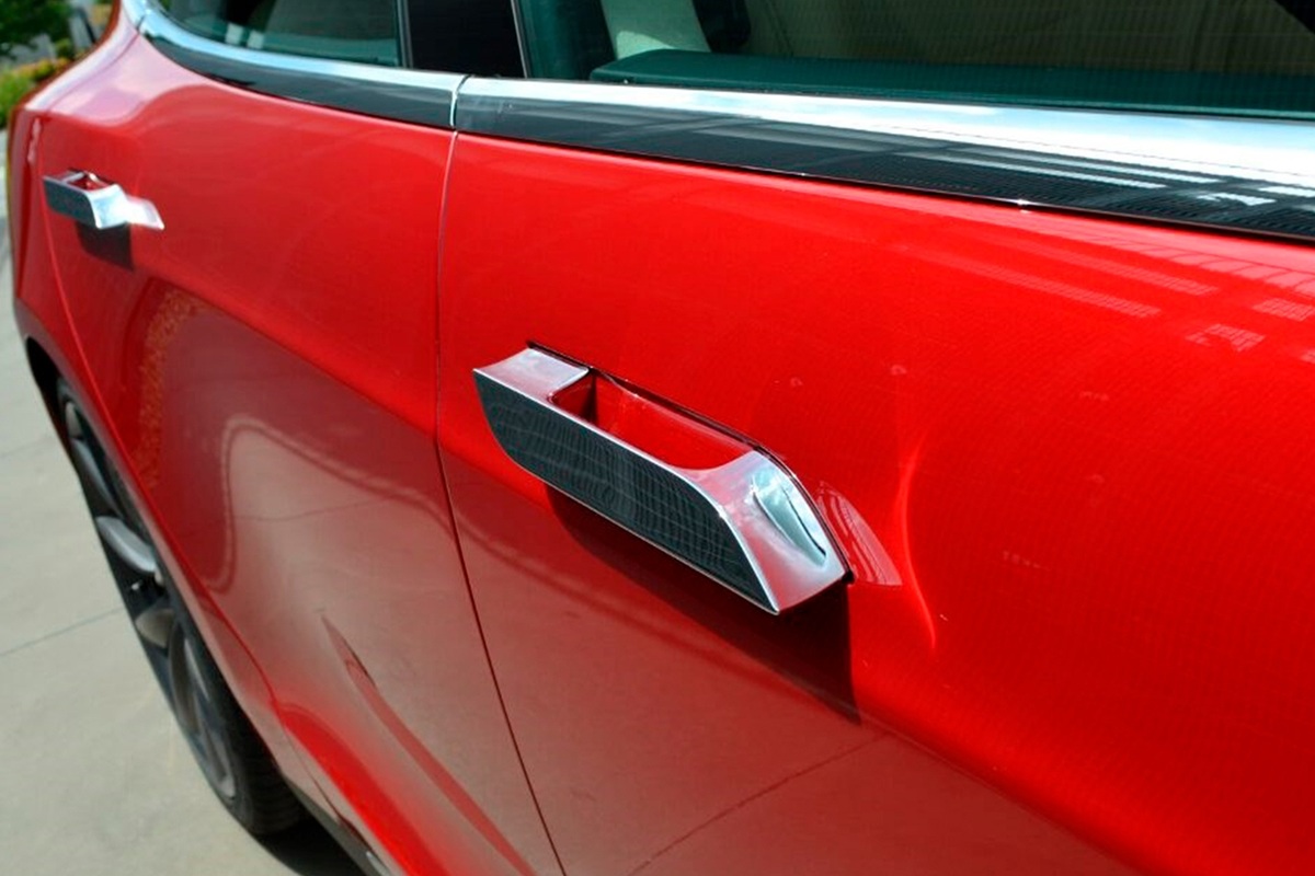 Výsuvné dveřní kliky, které se proslavily díky Tesle, mohou z automobilů zmizet kvůli potenciálnímu nebezpečí, které představují v případě kolize.