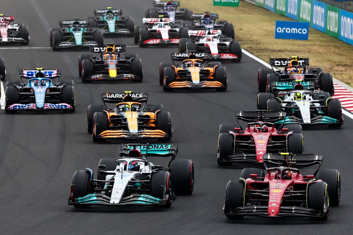 Před 18 lety se na závodech Formule 1 objevil poloprofesionál. Všichni se mu smáli, ale už po dvou kolech vedl.