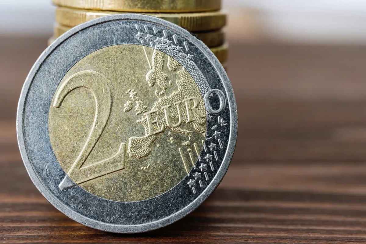Mince v hodnotě 2 eura, rozdávaná studentům, vyvolala kvůli své hodnotě velký rozruch: dary dosáhly částky 1000 eur.